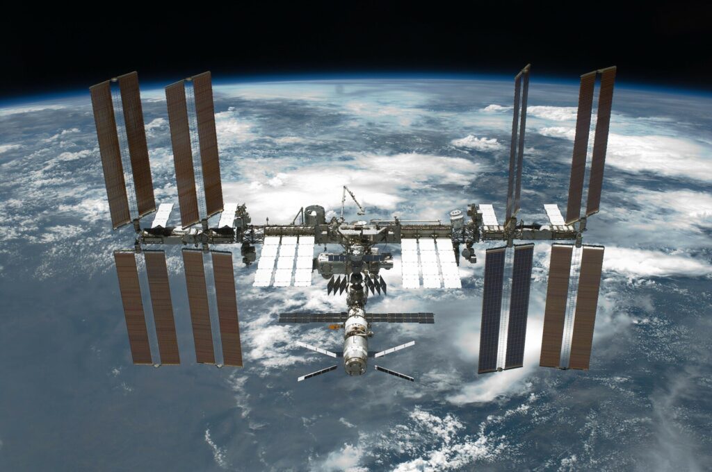 Estação Espacial Internacional vista de perto sobre a Terra
