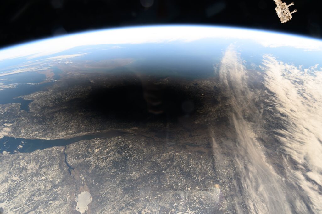 Horizonte da Terra visto da órbita, com a atmosfera iluminada